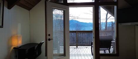 4 habitaciones, escritorio y tabla de planchar con plancha