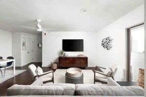 Smart TV - Luxury Beach Condo: hot tub, AC, long term stays (Encinitas)