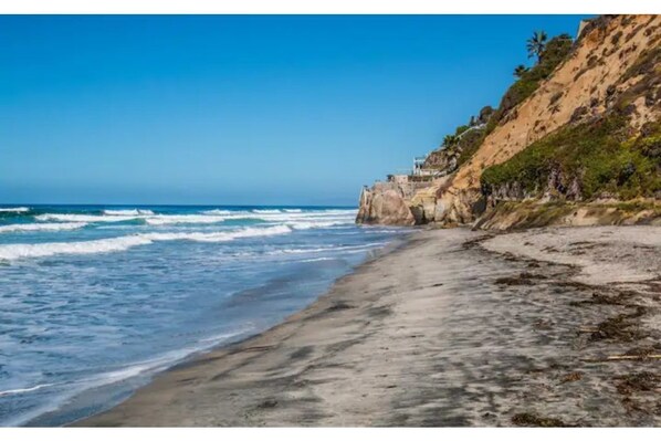 Beach nearby, sun loungers, beach towels