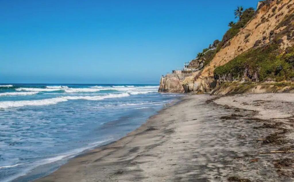 Una playa cerca, sillas reclinables de playa, toallas de playa