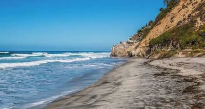 Luxury Beach Condo: hot tub, AC, long term stays