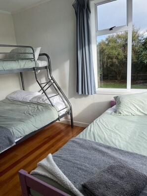 2 quartos, berço de viagem, roupa de cama