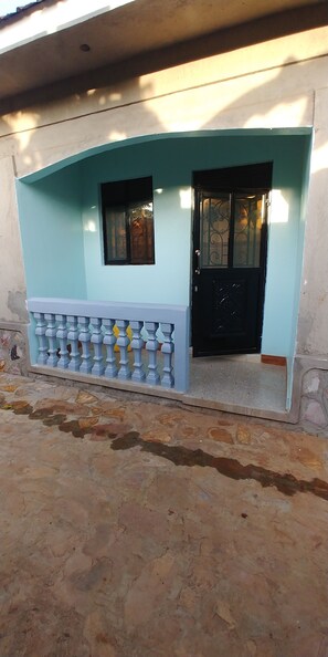 Exterior detail - Cheerful 1 bedroom home with free Parking (Masaka)