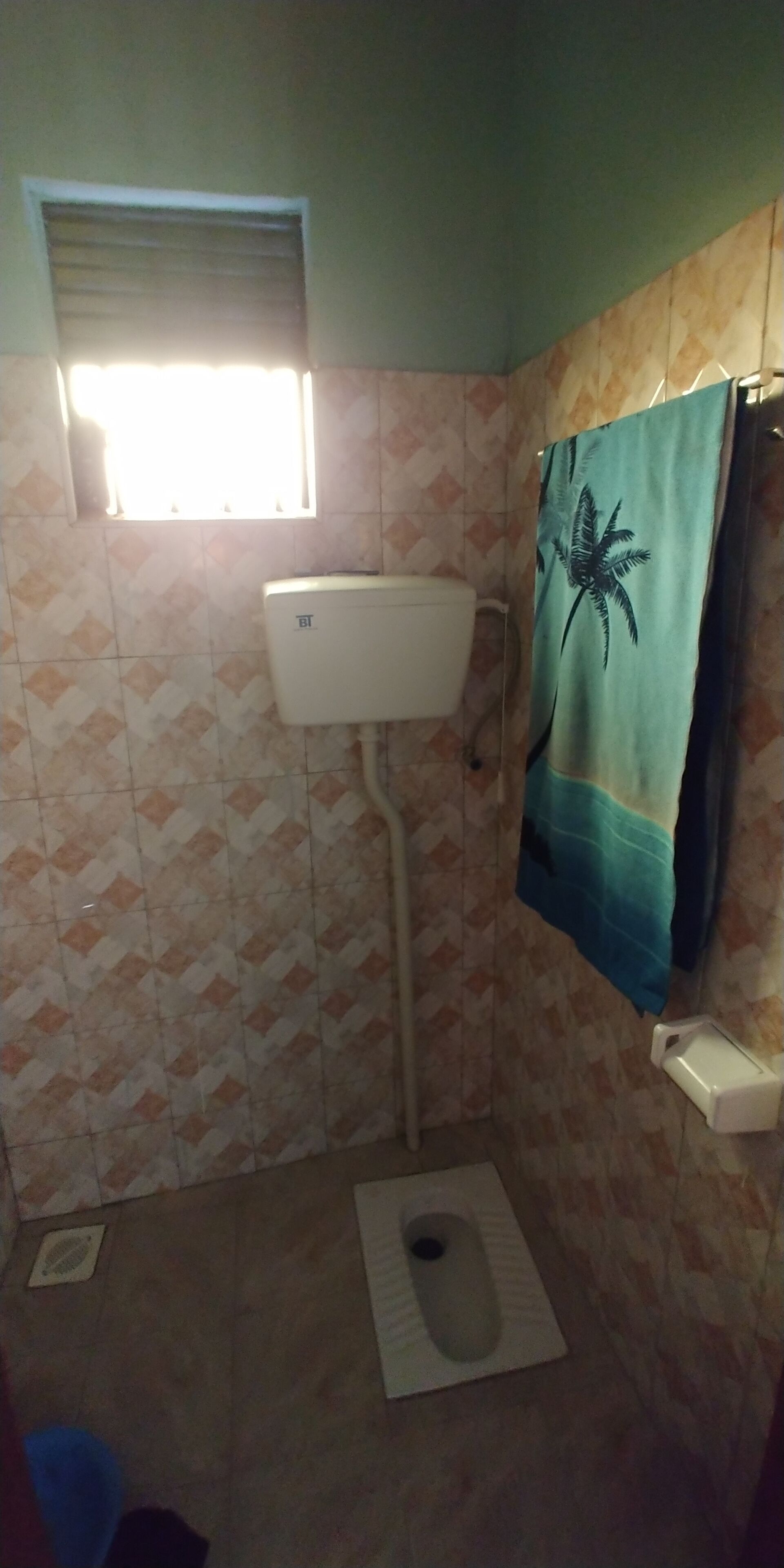 Serviettes fournies, savon, shampoing, papier toilette