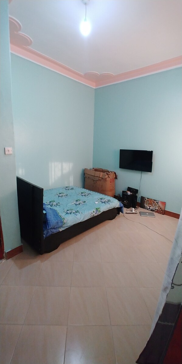1 bedroom, free WiFi - Cheerful 1 bedroom home with free Parking (Masaka)