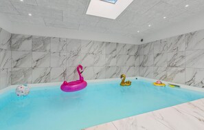 Una piscina cubierta