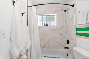 Badewanne, Haartrockner, Handtücher, Seife