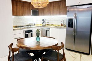 Kühlschrank, Mikrowelle, Ofen, Herdplatte