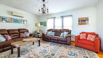 Smart-TV, Kamin, Bücher