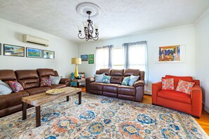 Smart-TV, Kamin, Bücher