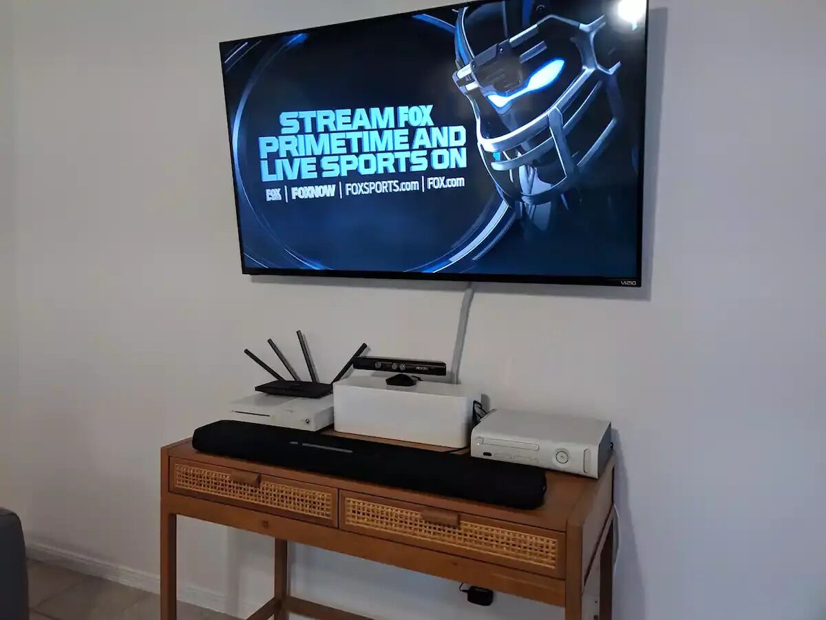 Modern Smart Townhouse | Premium Amenities | Nearby Restaurants | Full Kitchen