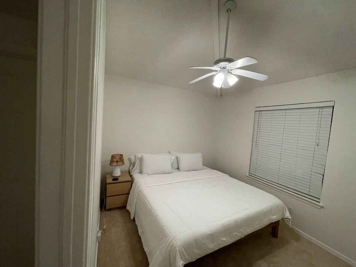 Modern Smart Townhouse | Premium Amenities | Nearby Restaurants | Full Kitchen