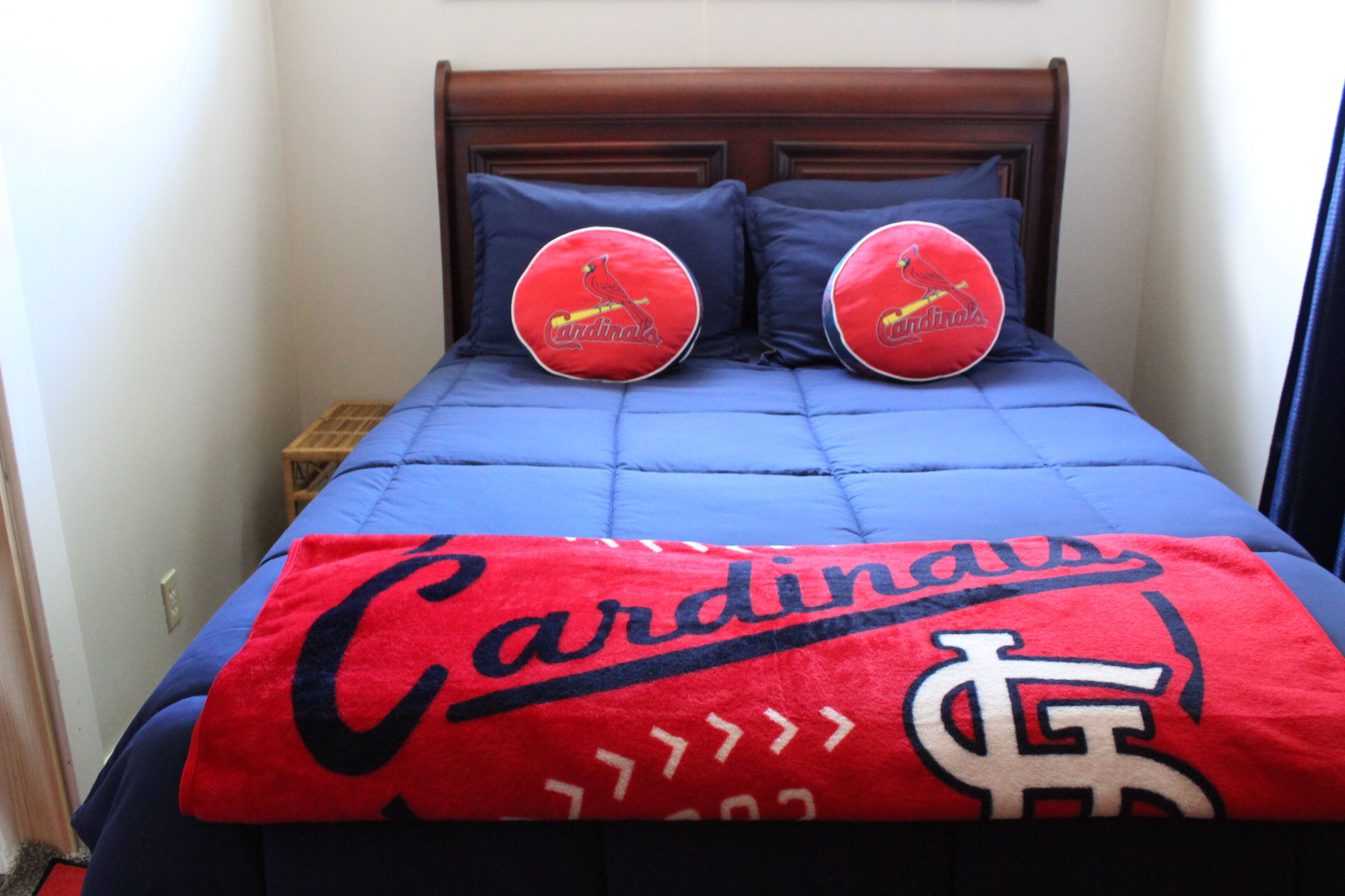 Remodeled 2 BR cozy home with a STL Cardinals theme BR. Close to St. Louis. 