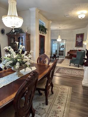 Dining - Unwind and Relax 4 Bedroom Stay (Humble)