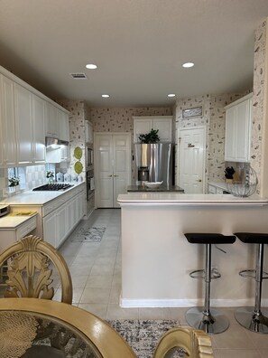 Fridge, microwave, oven, stovetop - Unwind and Relax 4 Bedroom Stay (Humble)