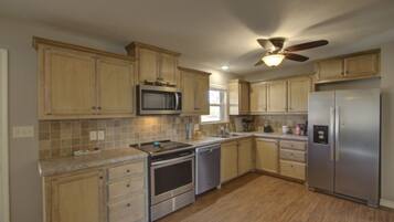 Frigorífico, microondas, horno y placa de cocina