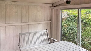 Una habitación de madera con un banco y un calentador.