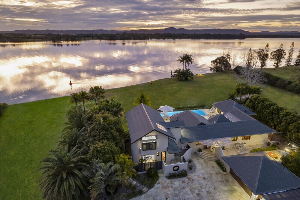 The Palms Yamba - Private luxurious riverfront estate!