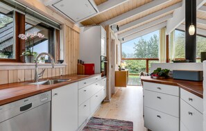 ثلاجة، موقد طهي مسطح، غسالة أطباق، ماكينة لصنع القهوة/الشاي