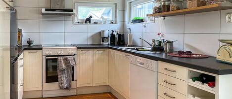 Een koelkast, een kookplaat, een vaatwasser