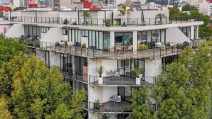 A multi-story building with balconies, a rooftop terrace, and a storefront at the base. - Capitalia Downtown Del Valle (Mexico City)