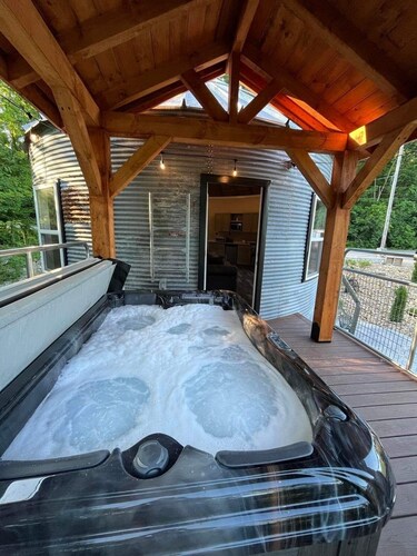 Mahoning River Lodge - Unique Grain Bin w/ hot tub