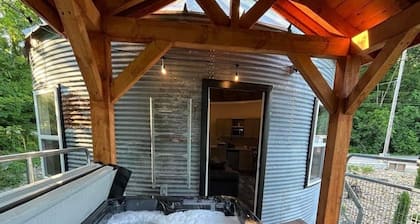Mahoning River Lodge - Unique Grain Bin w/ hot tub