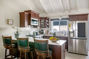 ثلاجة، ميكروويف، فرن، موقد طهي مسطح