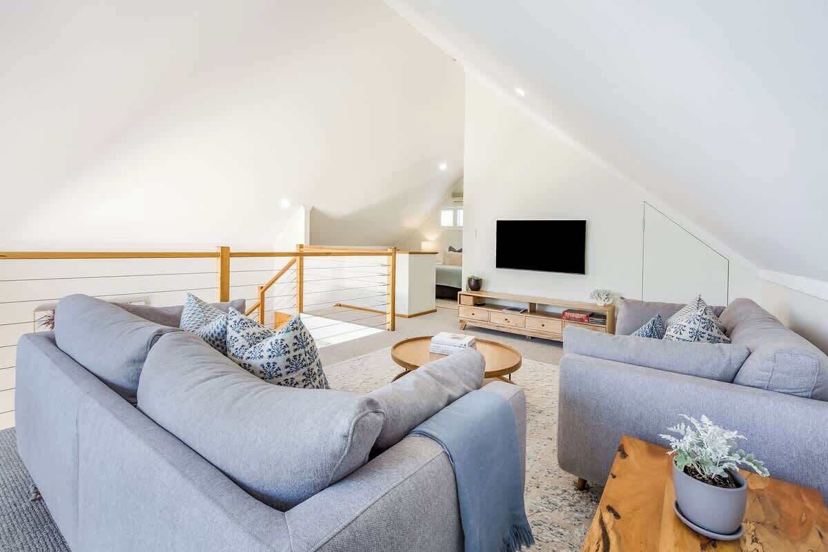 Smart TV, Netflix, streaming services, offices