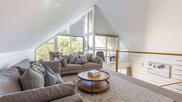 Smart TV, Netflix, books, streaming services