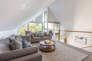 Smart TV, Netflix, books, streaming services