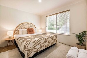 3 habitaciones, tabla de planchar con plancha, wifi y ropa de cama 