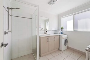 Kostenlose Toilettenartikel, Haartrockner, Handtücher