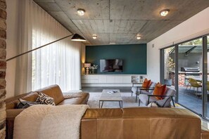 Smart TV, books - Djurapin - entertain, dine and enjoy the beach | Margaret River Properties (Dunsborough)