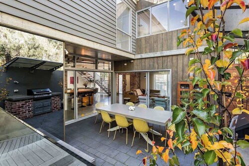 Djurapin—Sophisticated Coastal Haven with Jacuzzi