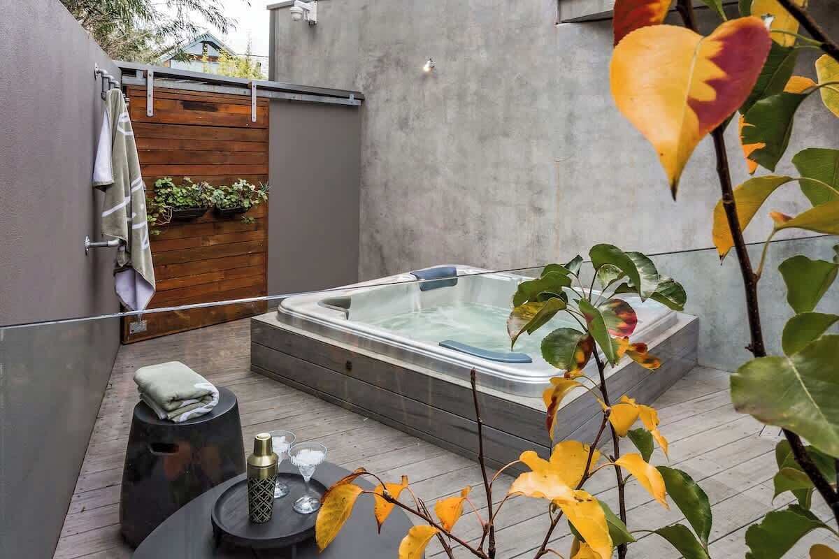 Outdoor spa tub