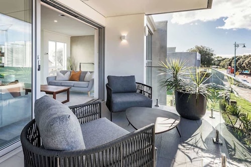 Djurapin—Sophisticated Coastal Haven with Jacuzzi
