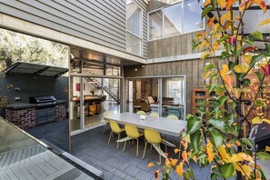 Outdoor dining - Djurapin entertain dine and enjoy the beach (Dunsborough)