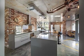 Fridge, microwave, oven, stovetop - Djurapin - entertain, dine and enjoy the beach | Margaret River Properties (Dunsborough)