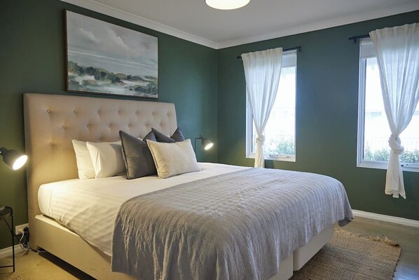 5 bedrooms, WiFi, bed sheets