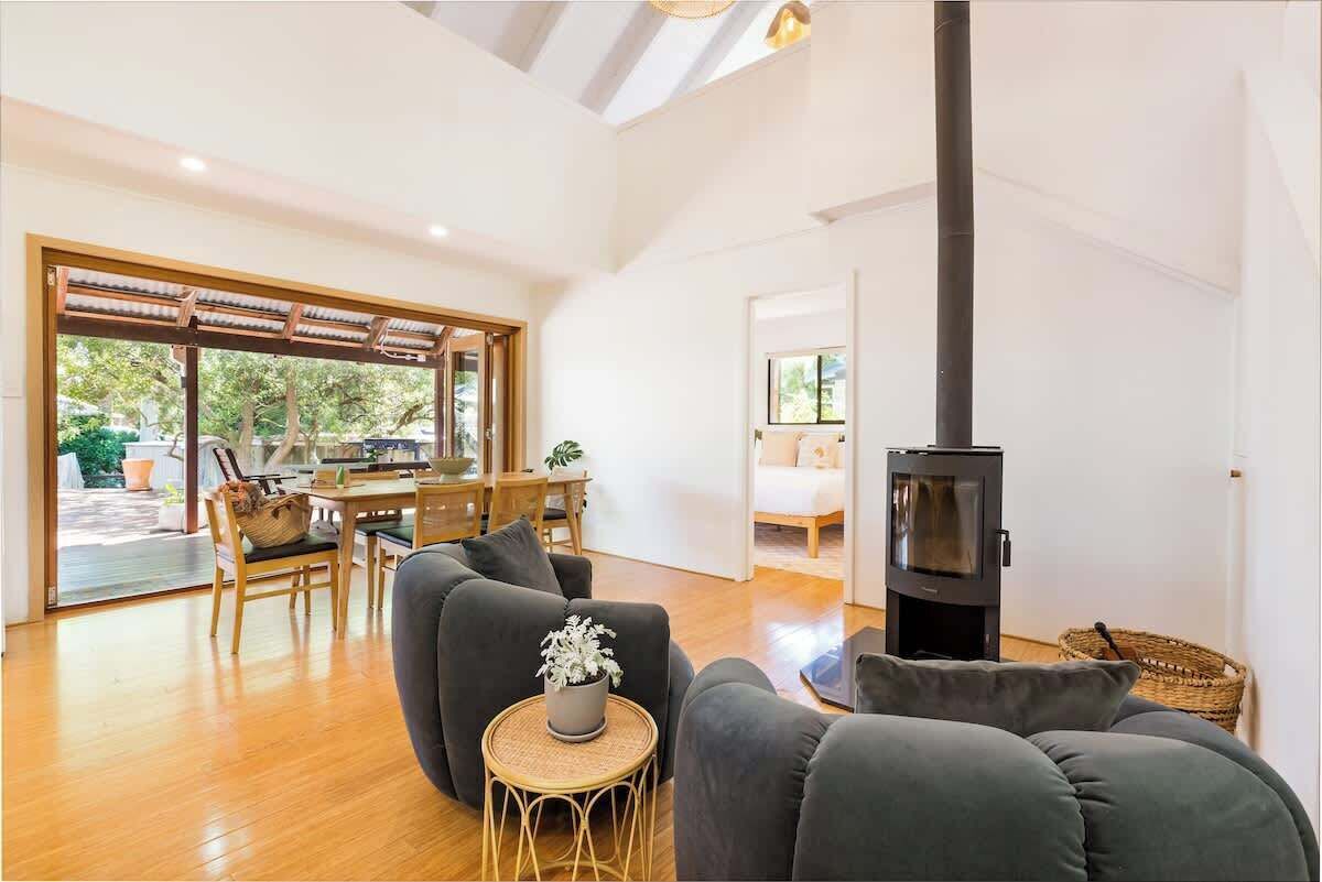 Smart TV, chimenea, oficina