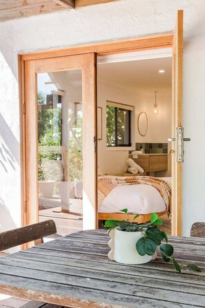 Outdoor dining - Mika Cabin with fireplace walk to the beach (Eagle Bay)