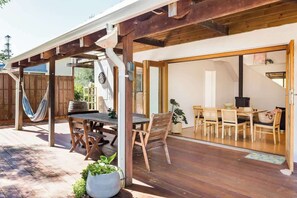 Outdoor dining - Mika Cabin with fireplace walk to the beach (Eagle Bay)