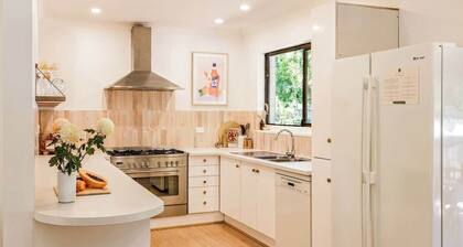 Mika Cabin—Breezy Family Haven, Easy Walk to Beach