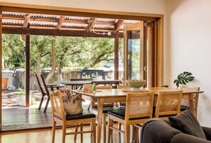 Outdoor dining - Mika Cabin with fireplace walk to the beach (Eagle Bay)