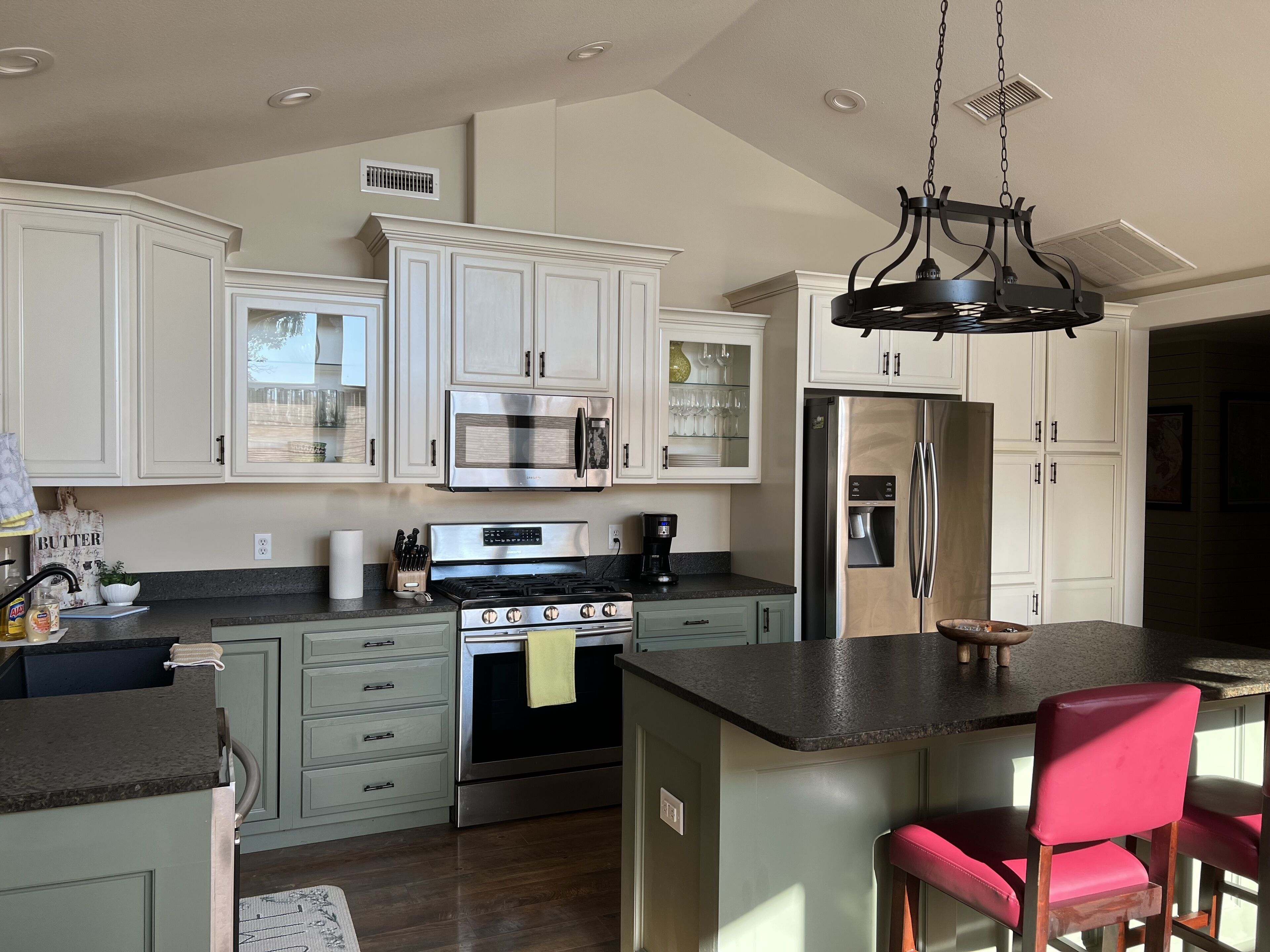 New! Gorgeous 3bd 2bth LAKEFRONT House on Bull Shoals! Pet Friendly!