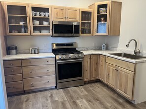 Een koelkast, een microgolfoven, een oven, een kookplaat