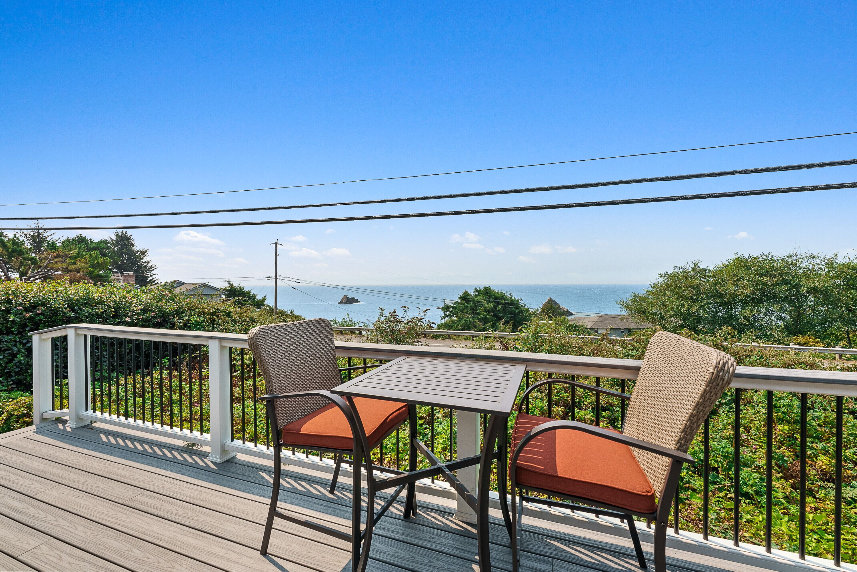 New Listing! Easy Walk to Harris Beach from this immaculate home & OCEAN VIEWS