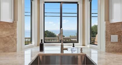 Easy Beach Access, Spacious Decks & Striking Ocean Views - Harris Beach Overlook