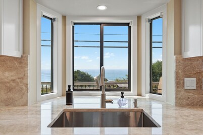 Easy Beach Access, Spacious Decks & Striking Ocean Views - Harris Beach Overlook